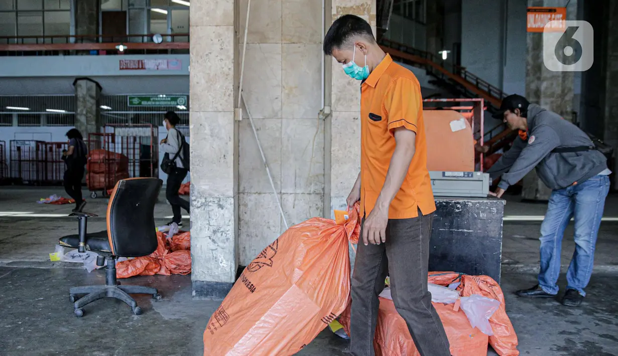 Pekerja membawa paket dan logistik yang akan didistribusikan di Sentral Pengolahan PT Pos Indonesia (Persero), Jakarta, Jumat (15/5/2020). Pengiriman paket via Pos pada H-9 Lebaran 2020 mencapai 1,8 juta barang atau naik 20 persen dibandingkan periode sama tahun lalu. (Liputan6.com/Faizal Fanani)