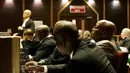 Mantan Presiden Afrika Selatan Jacob Zuma saat menjalani persidangan kasus korupsi di Pengadilan Tinggi di Pietermaritzburg (23/5/2019). Zuma (77) dituduh menerima suap dari perusahaan pertahanan Prancis Thales selama masa jabatannya. (AFP Photo/Themba Hadebe)