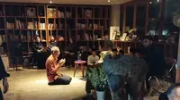 Suasana Rumah Duka Suami Najwa Shihab, Sang Anak Setia di Samping Jenazah Ayahnya