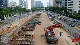 Tidak ada aktivitas terlihat pada pembangunan proyek pengerjaan MRT di Jalan Sudirman-Thamrin, Jakarta, Rabu (22/7/2015). Pembangunan proyek masih berhenti sementara hingga sepekan setelah Lebaran. (Liputan6.com/Johan Tallo)
