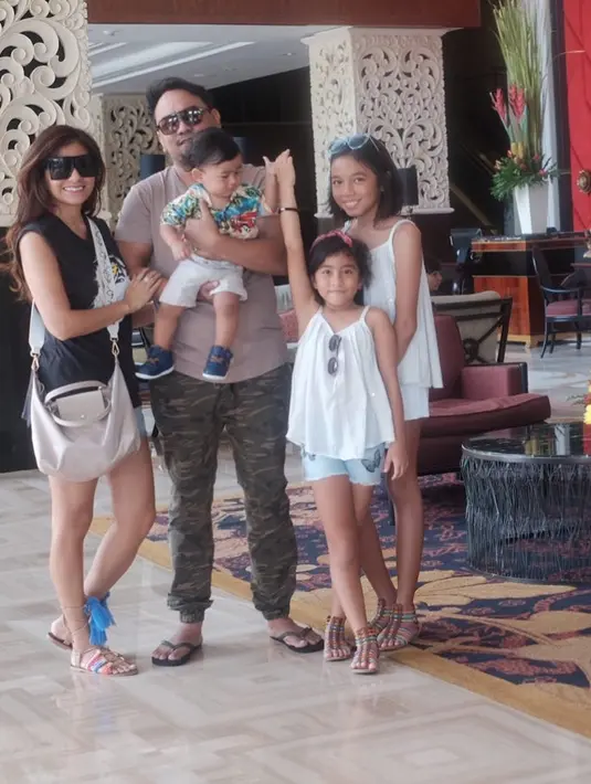 Penampilan Meisya yang berbeda dari biasanya itu menarik perhatian warganet. Pemeran sinetron Julia Anak Gedongan itu tampil cantik dengan balutan hijabnya. Ada juga netizen mendoakan mendapat hidayah sepulang umrah. (Instagram/meisya__siregar)