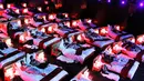 Bioskop Olympia Music Hall di Perancis ini memberikan fasilitas tempat tidur bagi dua orang di dalam studio sehingga penonton bisa berbaring sambil nonton film, lengkap dengan bantal super empuk dan selimut yang hangat. (telegraf.com.ua)