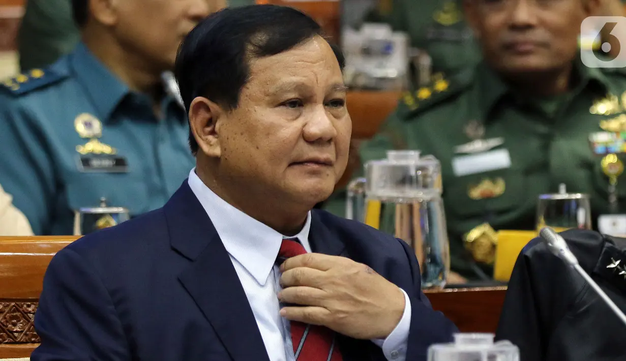 Menteri Pertahanan Prabowo Subianto mengikuti rapat kerja dengan Komisi I DPR di Kompleks Parlemen, Senayan, Jakarta, Senin (11/11/2019). Rapat perdana Komisi I bersama Menhan Prabowo ini membahas rencana kerja dan anggaran Kementerian Pertahanan Tahun 2020. (Liputan6.com/Johan Tallo)