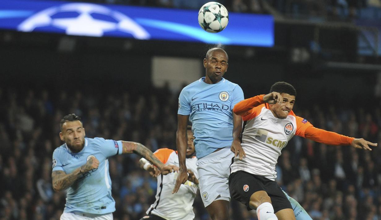 Pemain Manchester City, Fernandinho (tengah) berduel dengan pemain Shakhtar, Taison pada laga grup F Liga Champions di Etihad stadium, Manchester, (26/9/2017). City menang 2-0. (AP/Rui Vieira)