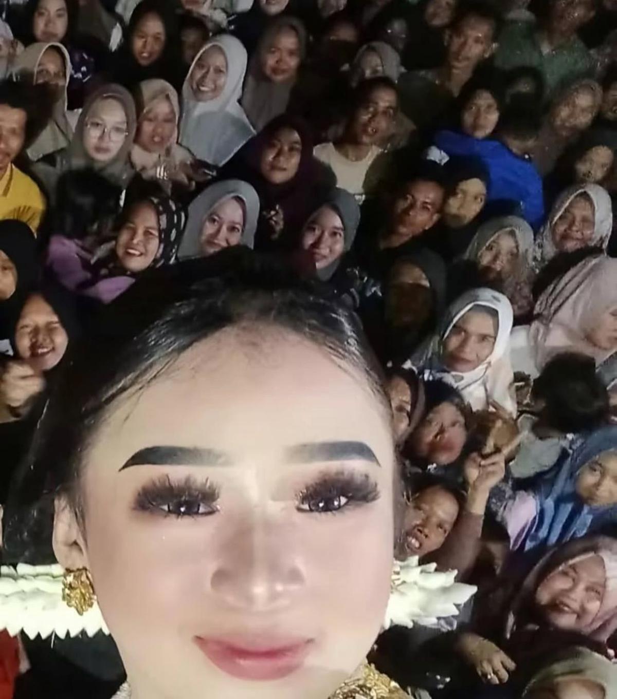 Misteri Sosok Hitam di Foto Selfie Niken Salindry, Kesalahan Kamera atau Penampakan?