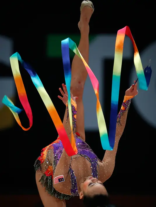 Pesenam Malaysia, Amy Kwan  beraksi dengan pita pada pertandingan Senam Ritmik Putri di kejuaraan SEA Games 2017 di Kuala Lumpur, Malaysia (28/8). (AP/Vincent Thian)
