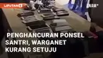 Pengurus pesantren menghancurkan ponsel santri yang ketahuan membawa HP ke pondok. Belum diketahui di pesantren mana kejadian ini terjadi
