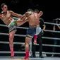 saemapetch melakukan tendangan ke arah Rodlex ( One Championship )