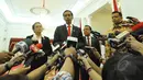 Presiden Joko Widodo memberikan keterangan pers usai menerima surat kepercayaan dari enam Duta Besar Luar Biasa dan Berkuasa Penuh (LBPP) di Istana Merdeka, Jakarta, Kamis (19/3/2015). (Liputan6.com/Faizal Fanani)