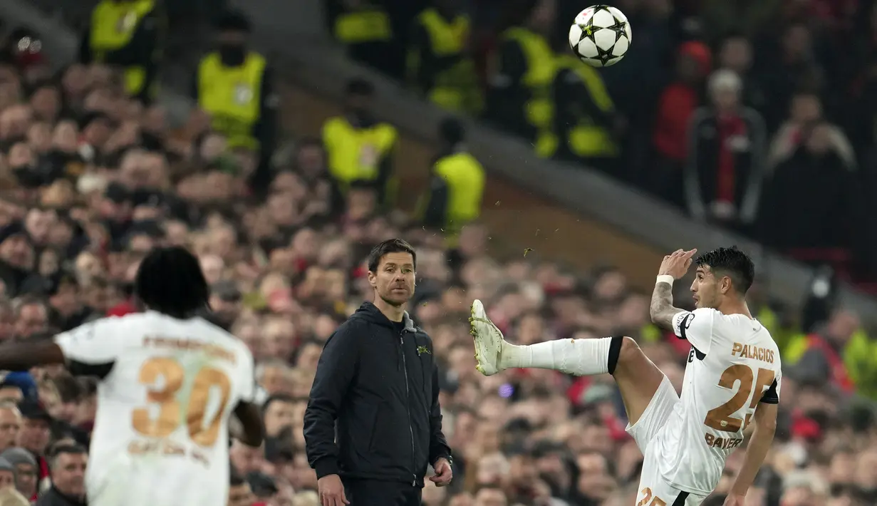 Pelatih Bayer Leverkusen, Xabi Alonso memberikan arahan kepada pemainnya dari pinggir lapangan saat pertandingan lanjutan Liga Champions 2024/2025  melawan Bayer Leverkusen yang berlangsung di Anfield, Liverpool, Inggris, Rabu (06/11/2024) dini hari WIB. (AP Photo/Jon Super)