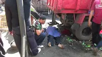 Jasad sopir truk yang diduga korban pembunuhan itu ditemukan di sebuah bengkel mobil. (Liputan6.com/Dian Kurniawan).
