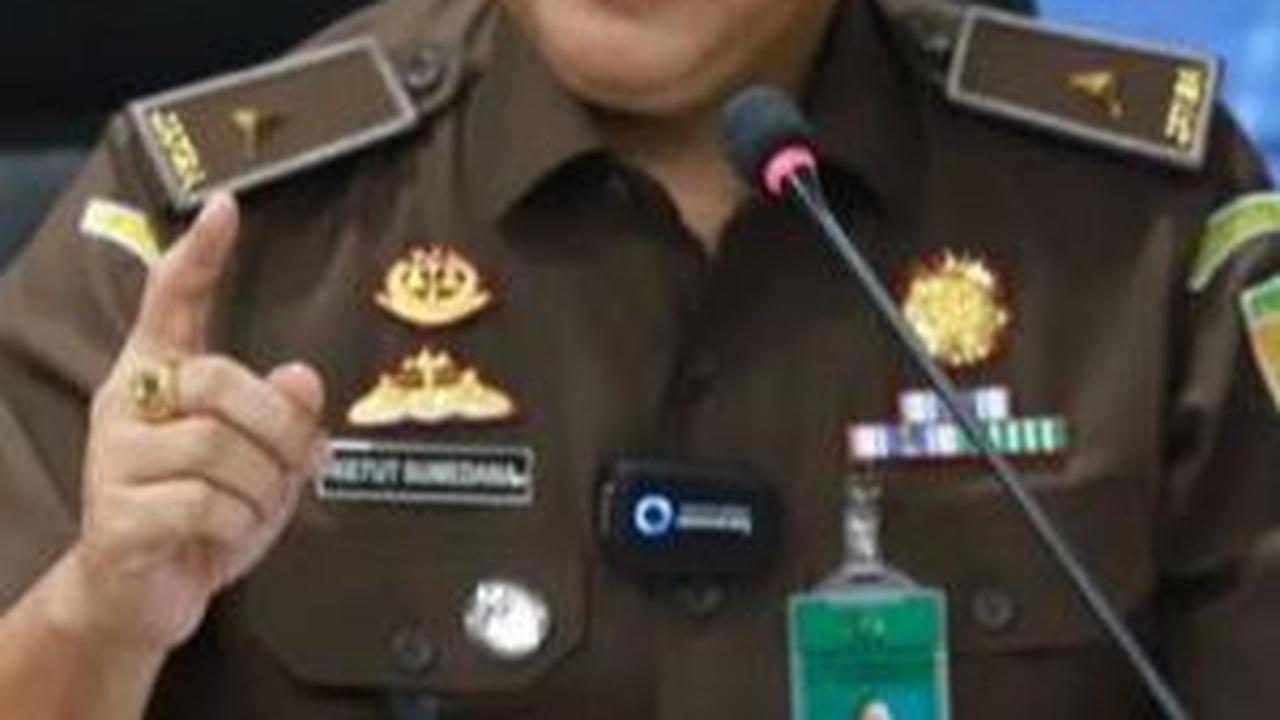 Kepala Pusat Penerangan Hukum (Kapuspenkum) Kejaksaan Agung Ketut Sumedana mengatakan, saksi yang diperiksa itu yakni FA, DM, KAR, R, ERL, AH, RK, SS, J, GS, DV, ER, AH, M, AS, SH, dan AH.