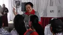 Presiden ke-5 RI yang juga Ketua Umum PDIP, Megawati Soekarnoputri menunjukkan jarinya yang telah dicelup tinta usai mengikuti pencoblosan Pilkada DKI 2017 di TPS 027 Kebagusan, Jakarta Selatan, Rabu (15/2). (Liputan6.com/Helmi Fithriansyah)