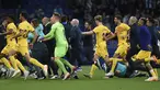 Para pemain Barcelona tergesa-gesa meninggalkan lapangan saat para suporter Espanyol menyerbu lapangan setelah laga pekan ke-34 Liga Spanyol 2022-2023 di Stadion RCDE, Senin (15/5/2023) dini hari WIB. (Photo by Josep LAGO / AFP)