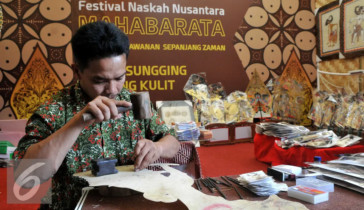 Seorang pengrajin memperlihatkan cara membuat wayang kulit di Festival Naskah Nusantara, Perpustakaan Nasional, Jakarta (14/9/2015). (Liputan6.com/ Gempur M Surya)