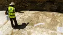 Seorang Arkeolog membersihkan mosaik peninggalan Romawi di Larnaca, Siprus (14/7). Saat ditemukan, Mosaik langka ini sebesar 15 meter dan terkubur di bawah tanah. (Iakovos Hatzistavrou / AFP)