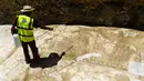 Seorang Arkeolog membersihkan mosaik peninggalan Romawi di Larnaca, Siprus (14/7). Saat ditemukan, Mosaik langka ini sebesar 15 meter dan terkubur di bawah tanah. (Iakovos Hatzistavrou / AFP)