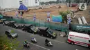 Petugas Satpol PP berjaga di trotoar Jalan Stasiun Senen, Pasar Senen, Jakarta, Rabu (11/12/2019). Pemerintah Kota Jakarta Pusat mengerahkan sekitar 500 petugas tim gabungan untuk menjaga kawasan tersebut agar pedagang kaki lima (PKL) tidak kembali berjualan. (Liputan6.com/Faizal Fanani)