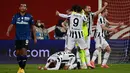 Bek Juventus, Giorgio Chiellini (kedua kanan) dan rekan satu timnya merayakan kemenangan atas Atalanta pada laga final Coppa Italia di Stadion Mapei, Kamis (20/5/2021) dinihari WIB. Juventus semakin menegaskan diri sebagai raja Coppa Italia dengan koleksi 14 gelar juara. (Miguel MEDINA / AFP)
