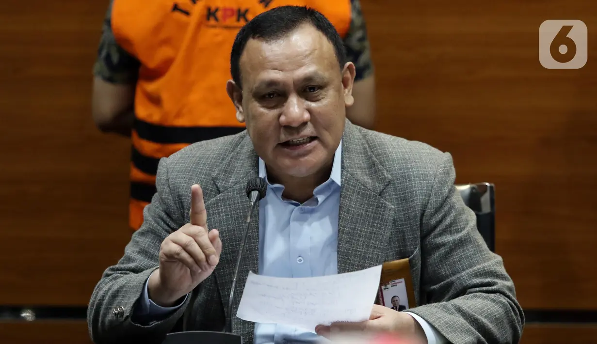Ketua KPK, Firli Bahuri menyampaikan rilis penahanan Wali Kota Ambon Richard Louhenapessy sebagai tersangka dugaan suap pemberian persetujuan izin prinsip pembangunan cabang usaha retail di Kota Ambon tahun 2020 di Gedung KPK, Jakarta, Jumat (13/5/2022). (Liputan6.com/Helmi Fithriansyah)
