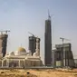 Gambar ini diambil pada 3 Agustus 2021 menunjukkan pemandangan gedung pencakar langit "Menara Ikon" (tengah) dan pekerjaan konstruksi lainnya yang sedang berlangsung di "distrik bisnis dan keuangan" megaproyek "Ibu kota Administratif Baru" Mesir, sekitar 45 km timur Kairo. (Khaled DESOUKI/AFP)
