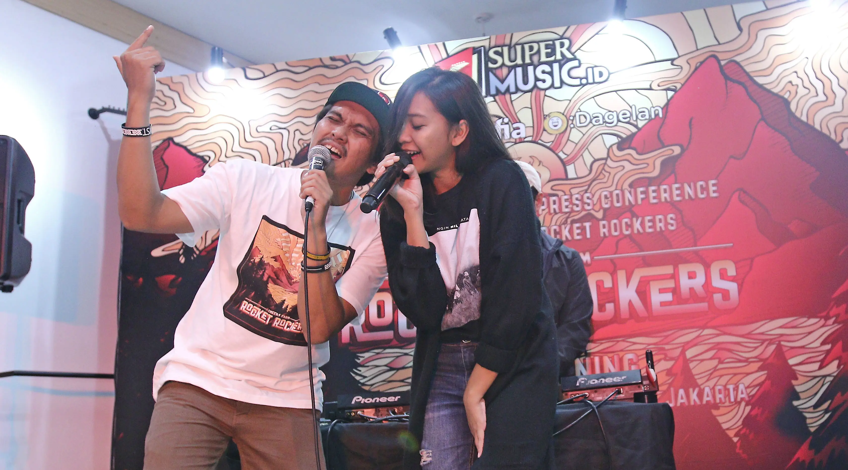 Penampilan Vokalis Rocket Rockers Aska bersama Midnight Quickie seusai  rilis album ke-6 di kawasan Tebet, Jakarta, Rabu (18/10/2017). (Foto: Liputan6.com / Herman Zakharia)
