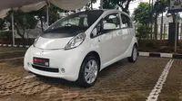 Mitsubishi menyerahkan dua unit i-MiEV kepada pemerintah Indonesia.(Herdi/Liputan6.com)