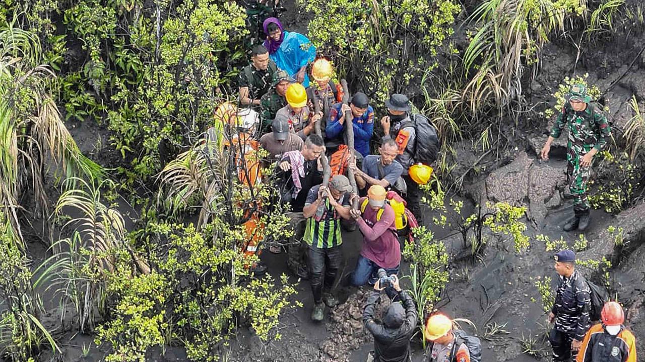 FOTO: Tim SAR Temukan Jenasah Pendaki Korban Erupsi Gunung Dukono