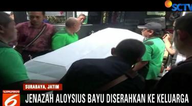 Jenazah Aloysius Bayum, korban bom Gereja Santa Maria Tak Bercela Surabaya, tiba di rumah duka di Gubeng Kertajaya, Surabaya. Kedatangan jenazah disambut isak tangis keluarga dan kerabat.