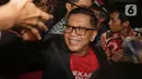 Hasto Kristiyanto terlihat memakai baju warna merah dipadu dengan jas berwarna hitam. (Liputan6.com/Helmi Fithriansyah)