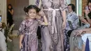 Model membawakan busana koleksi terbaru Alto Prive karya desainer Cynthia Vicario berkolaborasi dengan Tyna Kanna Mirdad di Menteng, Jakarta, Kamis (9/5/2019). Fashion show bertajuk FLORA menampilkan 20 busana model couture dan ready to wear. (Liputan6.com/Fery Pradolo)