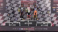 Podium race pertama kelas Sport 150 seri terakhir Pertamina Enduro Mandalika Racing Series 2023 di Sirkuit Mandalika hari Sabtu (28/10/2023). Andi Gilang (tengah) finis pertama.