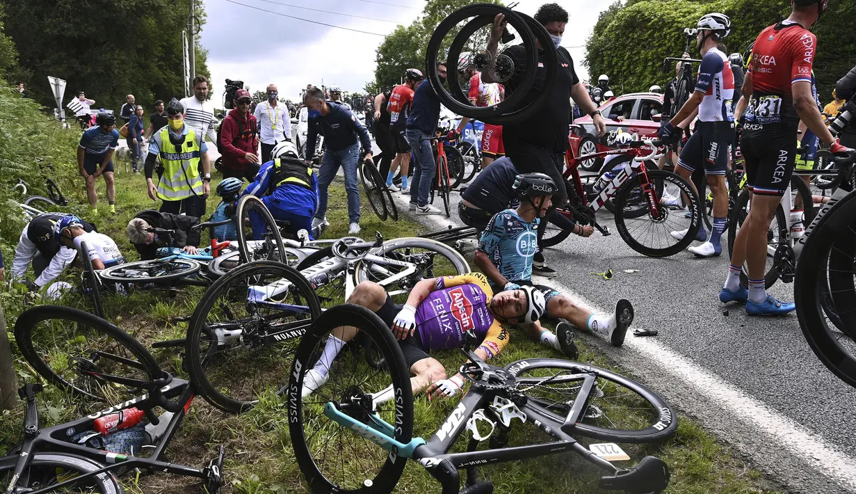 Kecelakaan masal Tour de France Stage 1 terjadi pada kilometer ke-152 dari Brest menuju Landerneau di Prancis. (Foto: AFP/Pool/Anne-Christine Poujoulat)