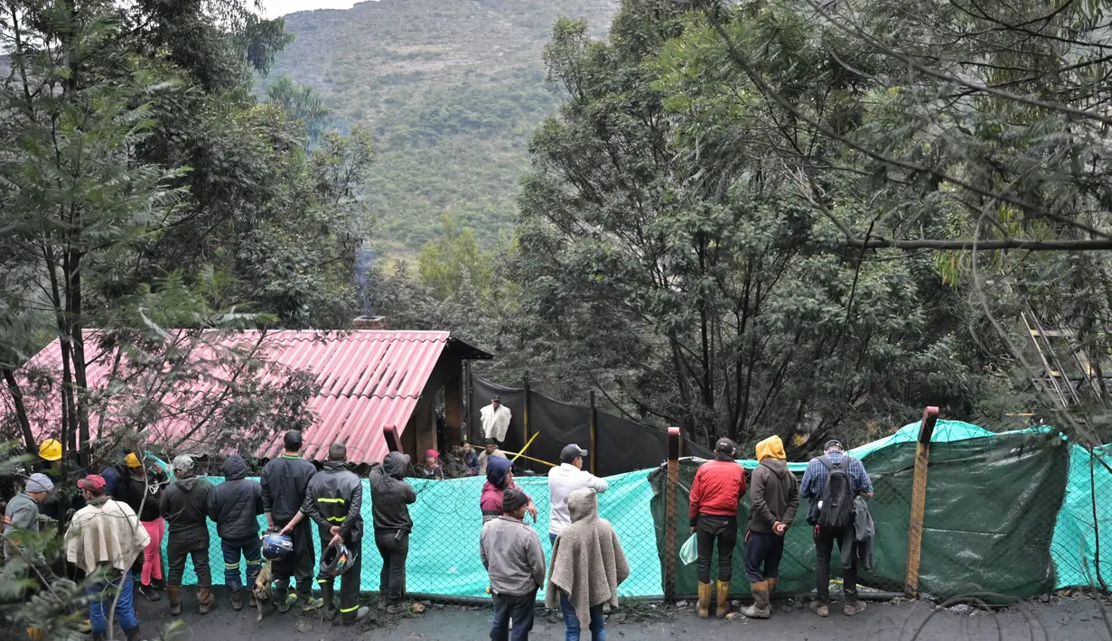 Gubernur Departemen Cundinamarca, Nicolas Garcia mengatakan, lebih dari 100 petugas penyelamat bekerja untuk membebaskan para penambang yang terperangkap. (AFP/Daniel Munoz)