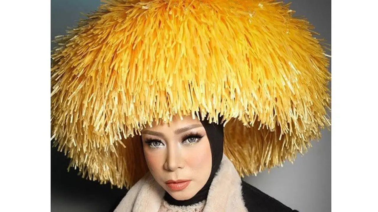 6 Gaya Nyentrik Melly Goeslaw, Unik dan Memukau
