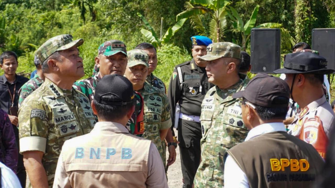 FOTO Presiden Prabowo  dan Kasad Maruli Tinjau Jembatan Darurat Pascagalodo di Sumatera Barat