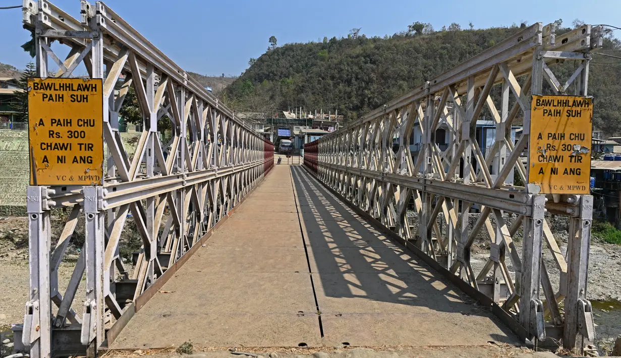 Sebuah truk terlihat diparkir di sisi jembatan Myanmar yang dibangun di atas Sungai Tiau, perbatasan alami antara India dan Myanmar, Zokhawthar, negara bagian Mizoram (15/3/2021).  (AFP/Sajjad Hussain)