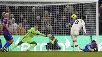 Bruno Fernandes dari Manchester United, berdiri tepat, mencetak gol selama pertandingan Liga Premier antara Crystal Palace dan Manchester United di Selhurst Park di London, Rabu 18 Januari 2023. (Adam Davy/PA via AP)