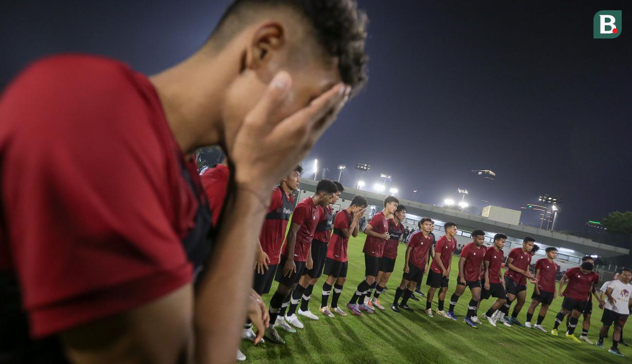 Pemain Timnas Indonesia U-22 melakukan doa sebelum menutup latihan menjelang SEA Games 2023 di Lapangan A, Kompleks Stadion Utama Gelora Bung Karno (SUGBK), Senayan, Jakarta, Rabu (05/04/2023). Garuda Muda nantinya akan tergabung di Grup A bersama tuan rumah Kamboja, Timor Leste, Filipina, dan Myanmar. (Bola.com/Bagaskara Lazuardi)