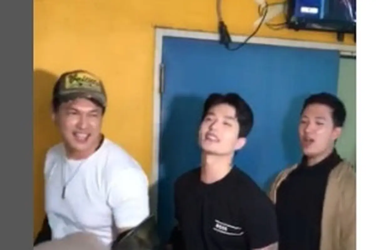 Lee Jeong Hoon dan Irwan Chandra kompak saat reuni boyband Hitz di program TV (foto: Instagram leejeonghoon)