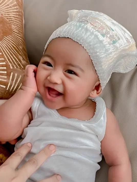Netizen pun dibuat salfok dengan topi yang digunakan baby Moana karena ternyata diapersnya.[instagram/riaricis]