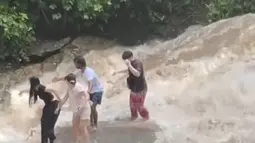 Asyik Selfie, Turis Tersapu Banjir Bandang di Air Terjun Thailand
