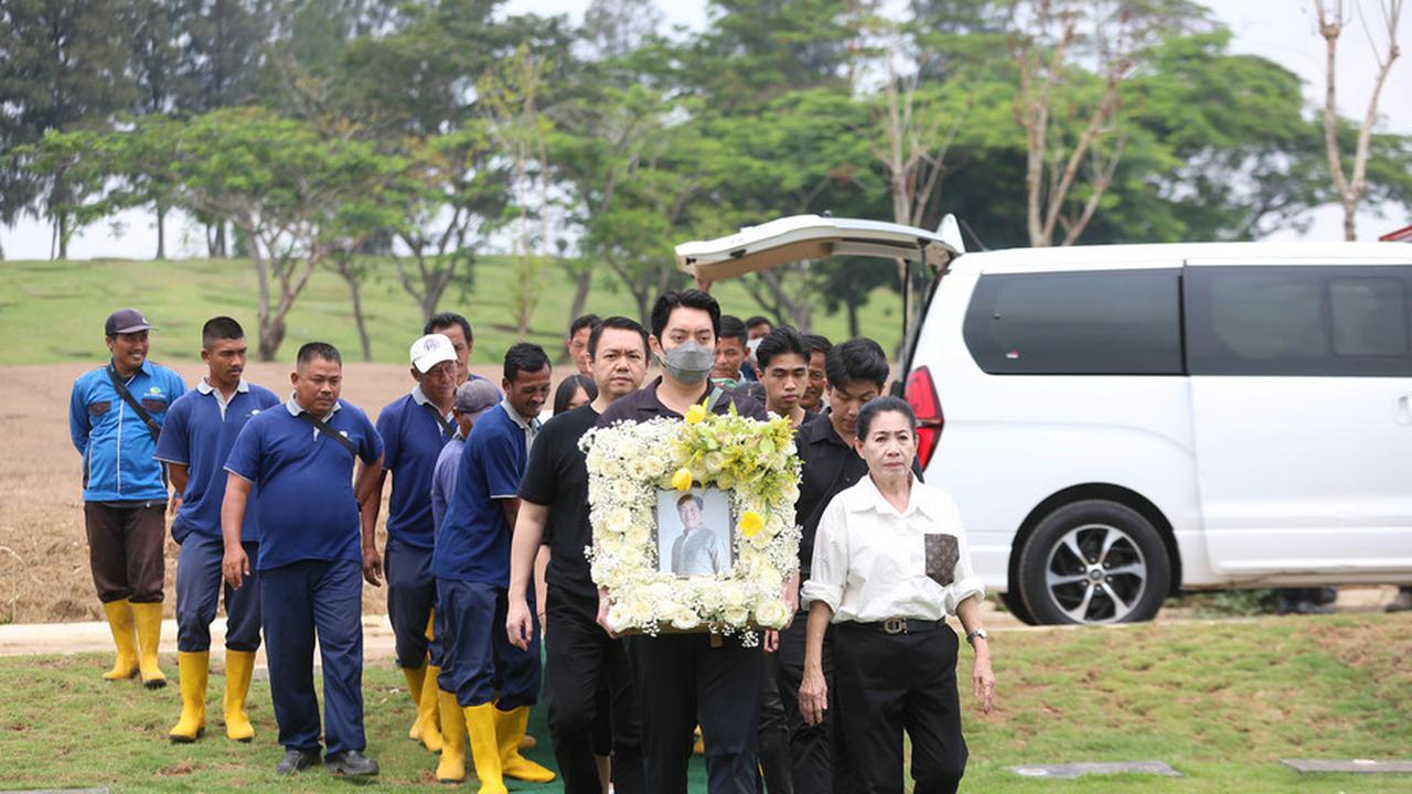 Diiringi Isak Tangis, 10 Foto Proses Pemakaman Jenazah Ayah Edric Tjandra di Sandiego Hill