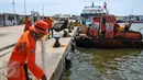 Perahu UPK Pesisir dan Pantai dikerahkan untuk membersihkan sampah di Dermaga Kali Adem, Jakarta, Kamis (14/4/2016). Kurangnya pemahaman warga tentang kebersihan lingkungan membuat Dermaga Kali Adem kerap dipenuhi sampah. (Liputan6.com/Yoppy Renato)