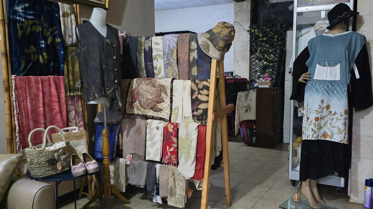 Qaniacraft Ecoprint, usaha milik Aminah Tri Astuti  yang mengusung konsep sustainable fashion semakin sukses berkat binaan BRI