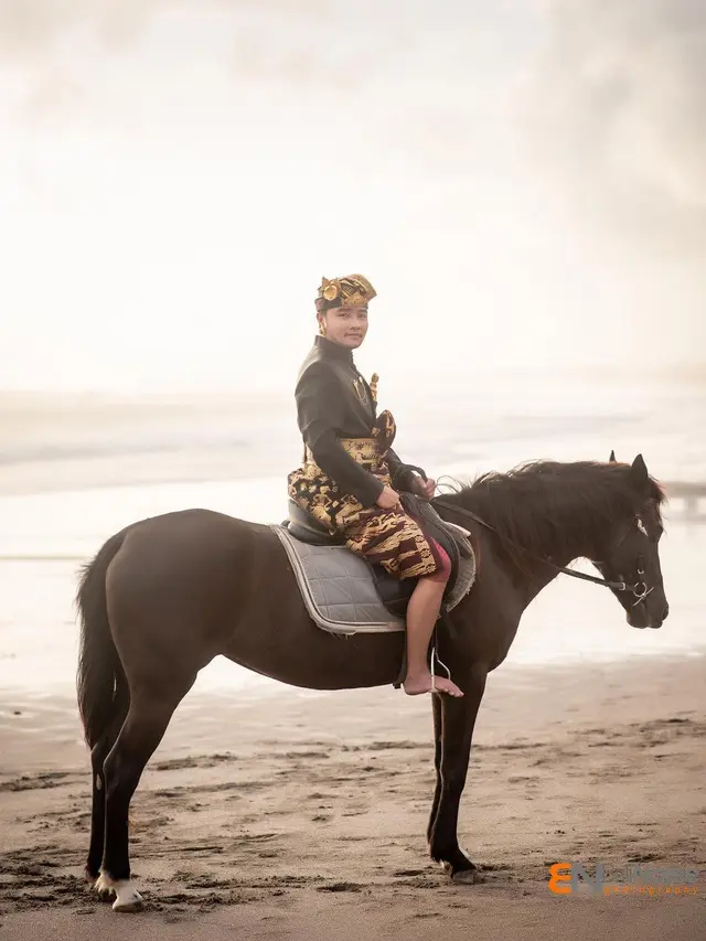 6 Gaya Pemotretan Abash dan Jeje Pakai Baju Adat Bali, Bak Pasangan Prewedding