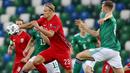 Penyerang Norwegia, Erling Braut Haaland, berebut bola dengan bek Irlandia Utara, Daniel Ballard, pada laga UEFA Nations League di Windsor Park, Selasa (8/9/2020) dini hari WIB. Norwegia menang telak 5-1 atas Irlandia Utara. (AFP/Paul Faith)