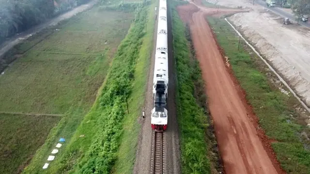 Kereta melintas di jalur selatan Banyumas. (Foto: Liputan6.com/Muhamad Ridlo)