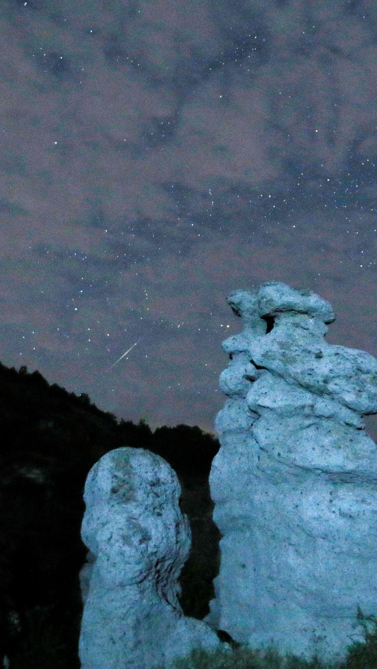 Hujan meteor Perseid di desa Kuklici, yang dikenal dengan ratusan batu uniknya juga dapat dilihat dekat Kratovo, Makedonia Utara 13 Agustus 2023.
REUTERS/Ognen Teofilovski