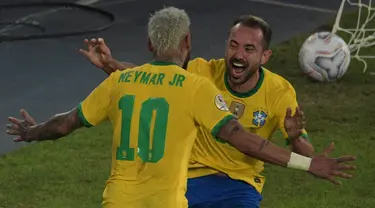 Gelandang timnas Brasil, Everton Ribeiro berselebrasi dengan rekannya Neymar setelah mencetak gol ke gawang Peru pada laga Copa America 2021 di stadion Nilton Santos, Jumat (18/6/2021). Brasil menang 4-0 atas Peru lewat gol Alex Sandro, Neymar, Everton Ribeiro dan Richarlison. (CARL DE SOUZA/AFP)